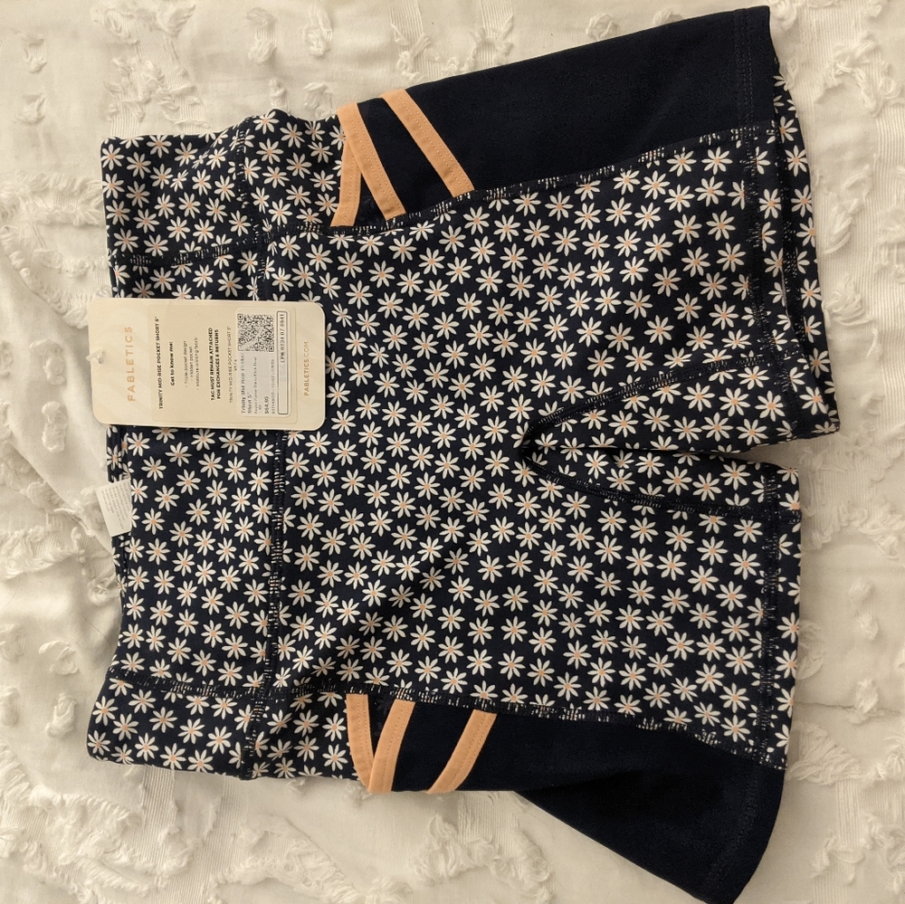 NWT Fabletics Trinity Mid Rise Pocket Short Daisy Print - Picture 3 of 3